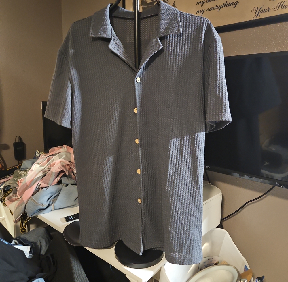 Men's Short-Sleeve Button Shirt in Charcoal Gray